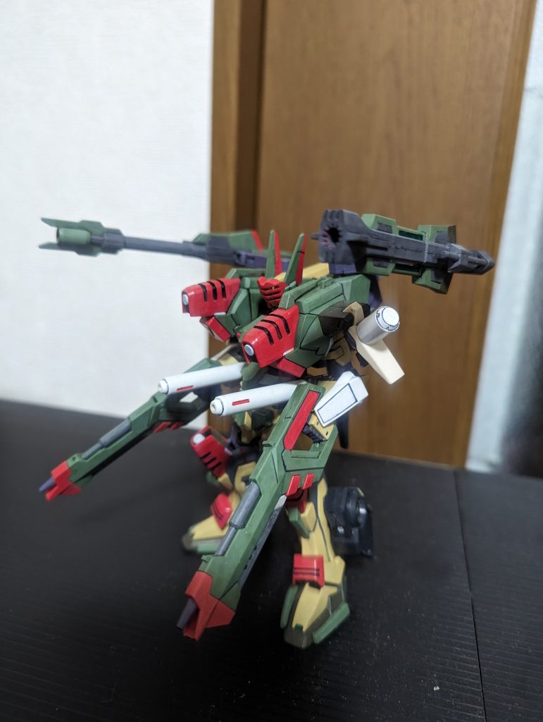 腰に武装追加。肩のミサイルを膝のパーツに交換。肩上部の武装は後ろに回せるようにし、使用時は写真のように使用。