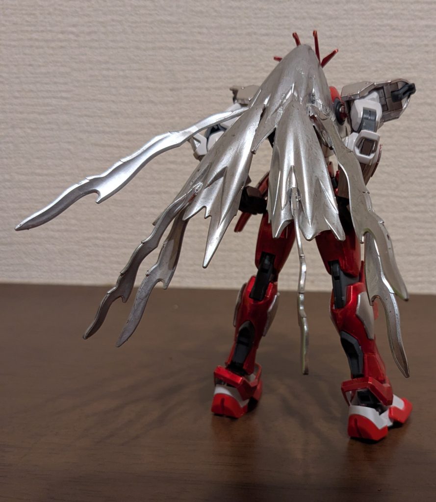 バックショット。髪はキック用のエフェクトを組み合わせてシルバーで塗装し、後頭部に挟み込んで完成です。どうしても重さがあって安定しなかったので接着してあり、首の稼働域に少々影響がでますが、妹紅のボリュームある髪型に寄せられたという感じで満足かな〜て感じです。