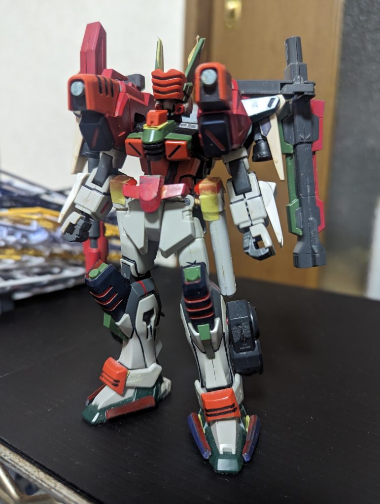 仮組み状態。緑と赤の二パターン塗装のヴェルデバスター使用。