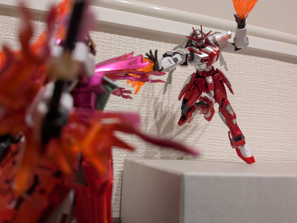 ブンドドその2炎を使っての戦闘シーン。相手は以前作成した輝夜のストライクで、永遠亭、迷いの森での戦闘イメージです。ビルドバーニング、やっぱりよく動きますね〜。躍動感すごい!そしてスタンドがないため、箱につま先立ちさせて、壁と輝夜に支えられてのこのポージング。戦っているのではなく、実は支えられています笑