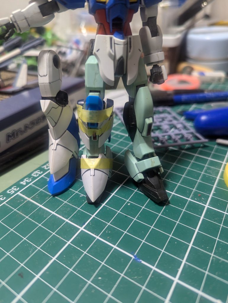 ドレッドノートの足のままだとグラグラしていたので、フォビドゥンをベースにドレッドノートの足パーツをカットして利用しました。