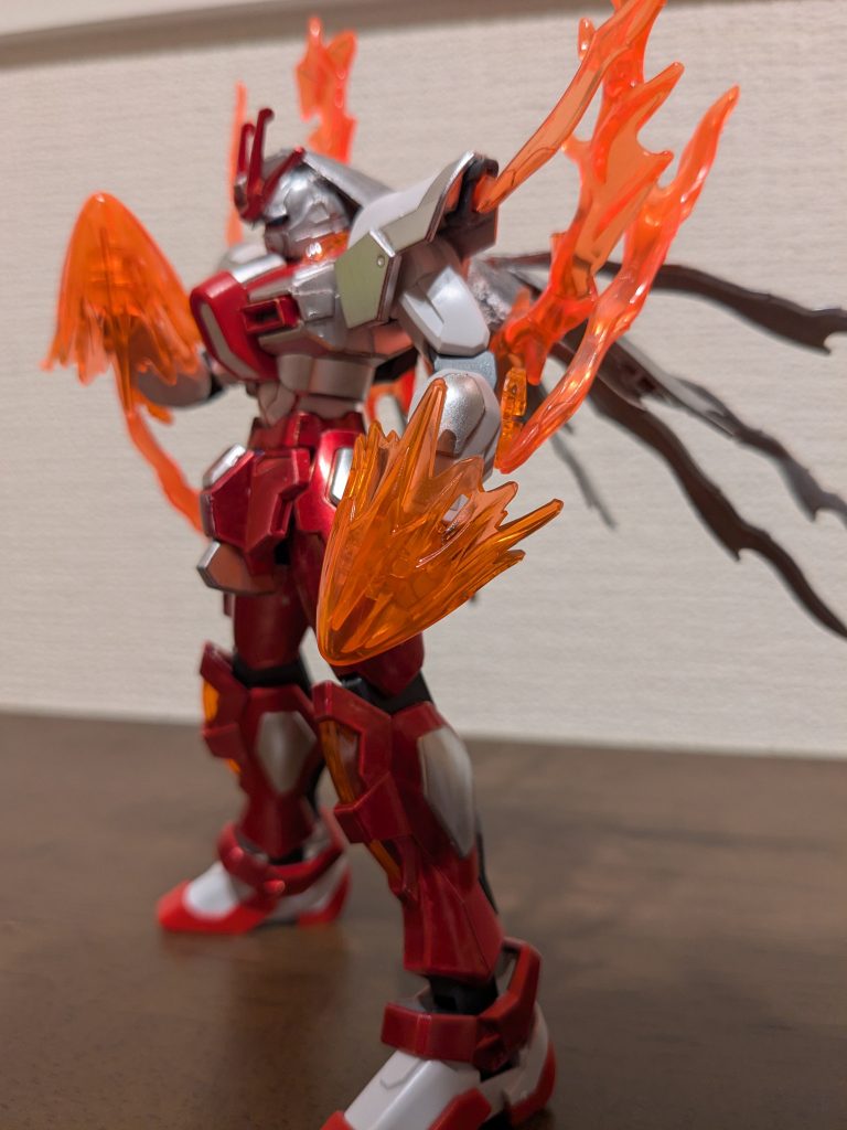 サイドショット肩に炎エフェクトを1本ずつ接続。肘にはクリアオレンジのエフェクトに炎エフェクト2本を接着し、肘からも炎が出ているように見せています。あくまでエフェクト同士を接着してあるだけなので、ノーマル状態へも簡単に直せます。