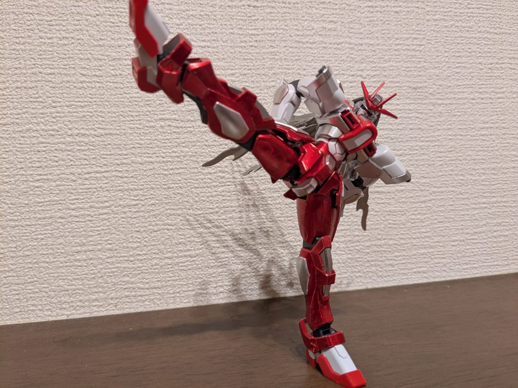 ブンドド1妹紅って普段はポケットに手を入れたまま、足技で戦うイメージがあったので、そんな1枚。指の揃った平手を仕様して、サイドスカートと腿の間に手を入れて、ポケットに入れてるように見せています。頭は髪をイメージしてシルバーと、リボンをイメージしてロイヤルメタレッド。上半身はシャツをイメージして成型色の白とシャインシルバー、サスペンダーのイメージで中央を成型色の赤とロイヤルメタレッドです。下半身はズボンのイメージでロイヤルメタレッドと、そこに貼られているお札をイメージしてシャインシルバーです。クリアブルーのパーツは全部シャインシルバーにしました。