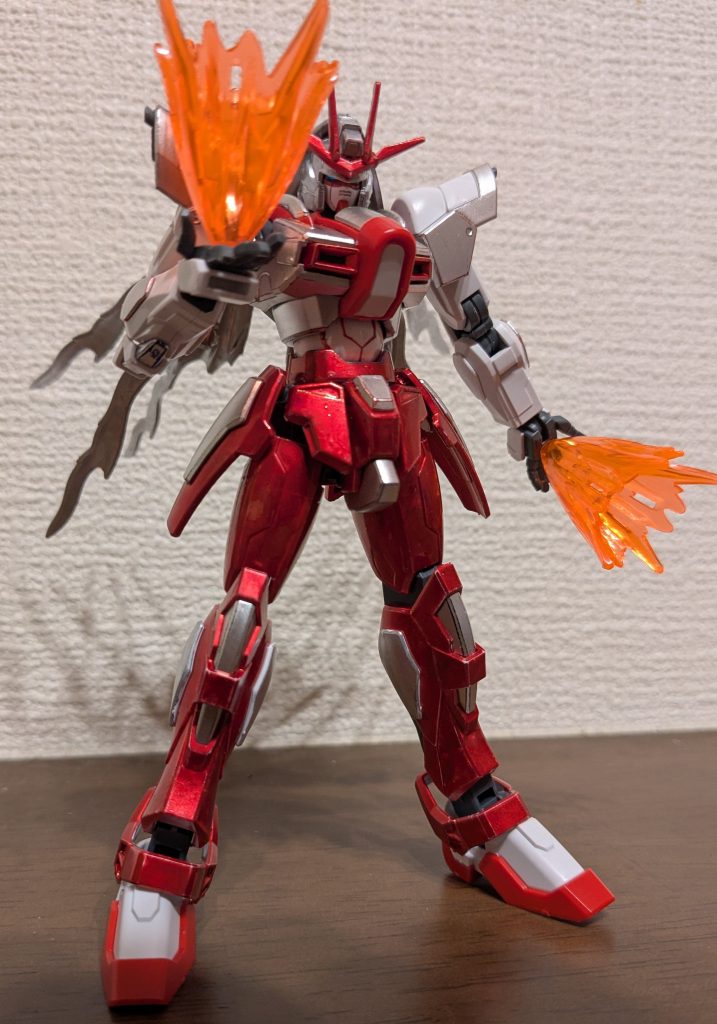 手のひらを指の開いた平手にし、そこにパンチの炎エフェクトを接着して1枚。手をポケットから出して戦うと、手のひらから炎を出すイメージから、こんな感じで作ってみました。パンチ用エフェクトの先端をヤスって平らにし、手のひらに接着してあります。