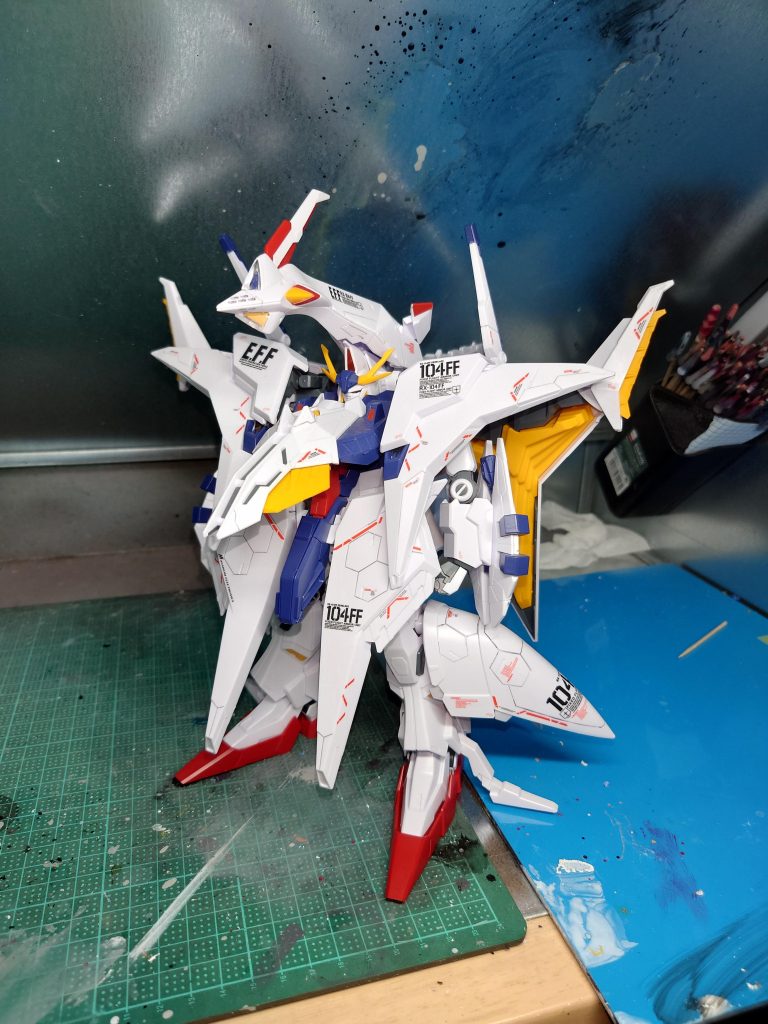 メルカリで中古購入した直後の状態デカール削りきれなかったので、よく見ると段差が残ってしまいました。素組状態の色が軽いので全塗装に踏み切りました。