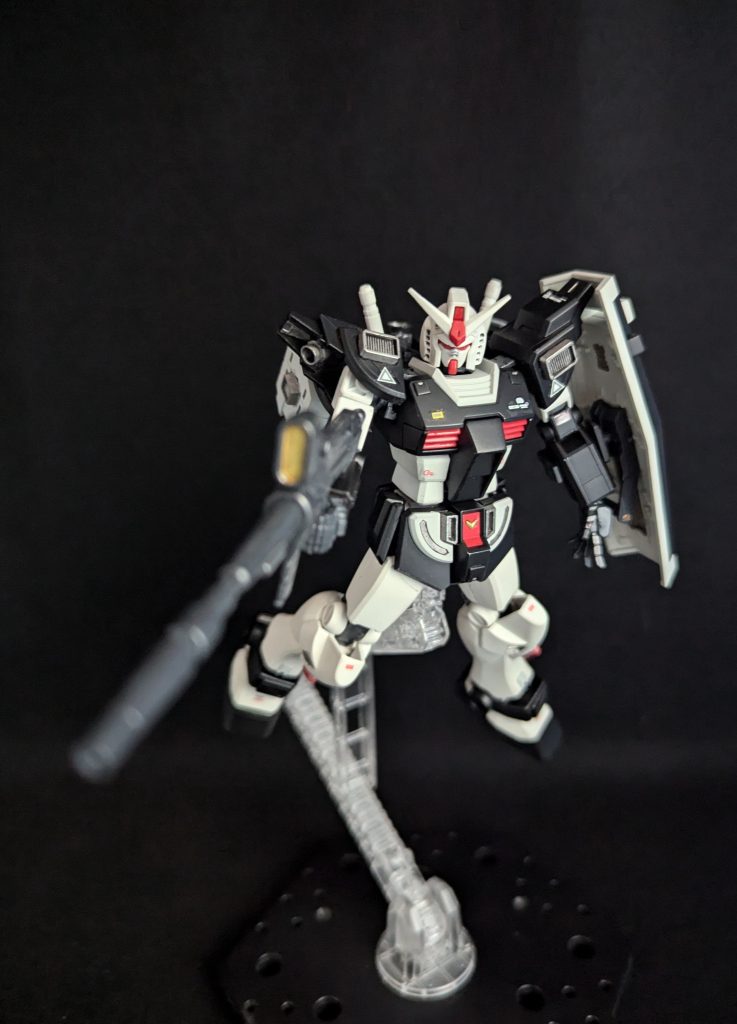 肩のバーニアも後のフルバーニアンに繋がるイメージですこれは30MMのパーツを貼りましたシールドはジム寒冷地仕様から拝借腕に穴開けて装着ビームライフルはまたまたAGE2から先っぽだけもらってロングライフルにしました