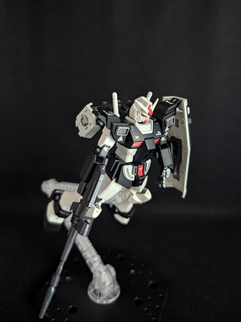 この一軸可動のバーニアユニットにより通常のガンダムをはるかに越える高い加速力と機動性を確保するのに成功するこのデータは発展させ後のガンダム試作1号機fbのバーニアポッドに活かされる事となる便宜上の形式はRX-78-1R強化バックパック搭載後は末尾にマニューバーを意味するMをつけRX-78-1RMとなった