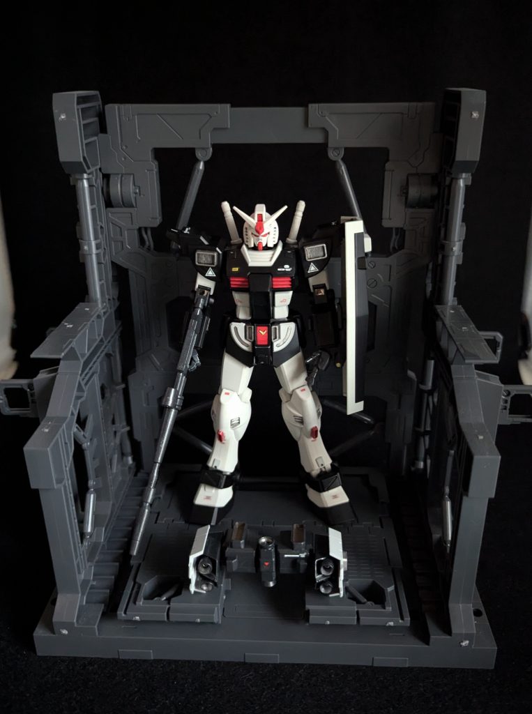 まず強化バックパックは背中の穴に脱着出来ますこれのベースはジャンクのAGE2変形用土台みたいなのをバックパックに合わせてカットしたものでそこに30MMの飛行機よスラスターを3ミリ軸に差し込んであとは市販のディテールパーツをペタペタ