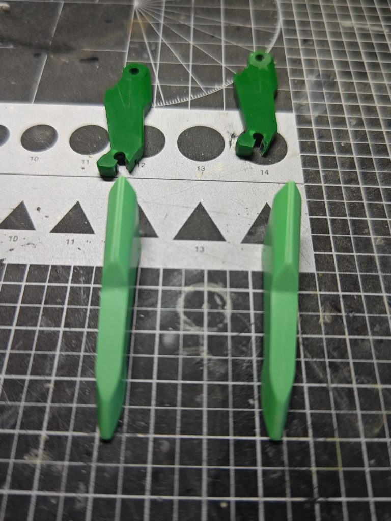 シールドのクローは後ハメ加工。