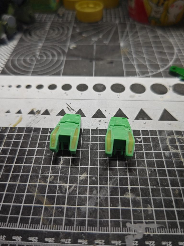 足裏の肉抜きは光硬パテで埋めました。