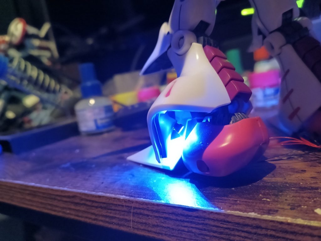 足首とスネの外装にクリアランスが取れず大手術する羽目に😱😭😅💦💦何故大きく膨らんだ部分にスラスターを配置しなかったのか…疑問が残ります🤨😅💦