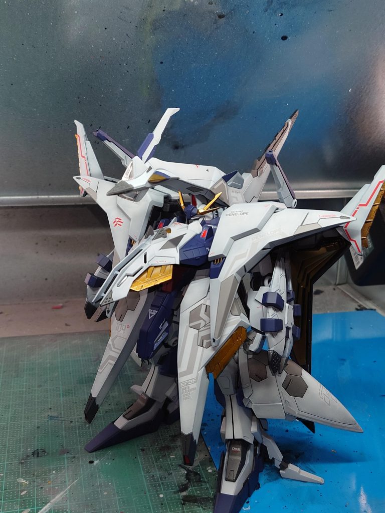 フライトユニットの本来は赤い部分を青にして、白をグレーよりにすることで、全体のトーンを抑えたロービジ塗装風にしました。白…ディアクティブホワイト青…ティターンズブルー2関節部…MSメカグレー六角形…ガイアのニュートラルグレー3 デカールは落ち着いた色合いが気に入った他社のものです。