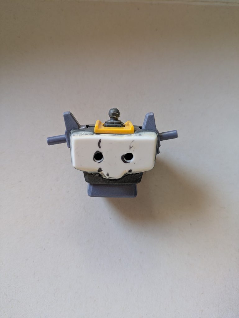 ジム・カスタムのバックパックに変えるので、ガンダムMark2の背中をプラ版で厚くしてバックパック用の穴を開けました。