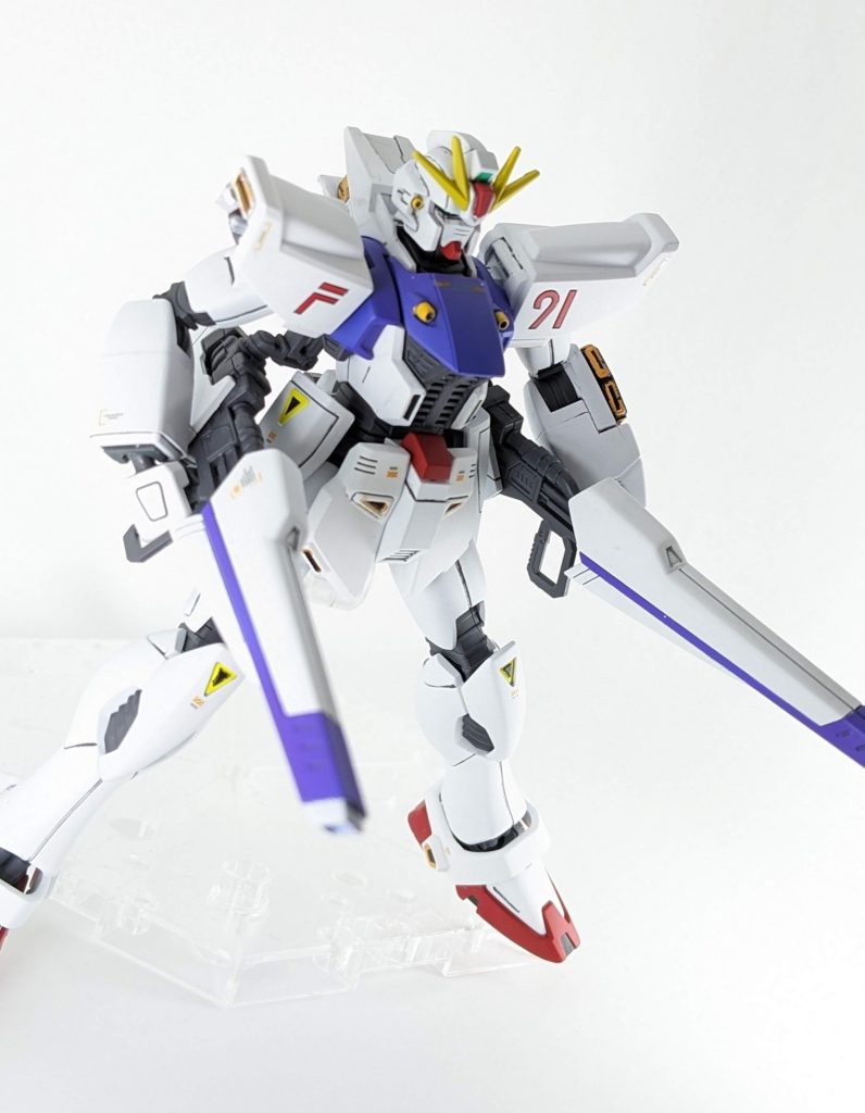 本体胸部とヴェスバーの青が違って見えるけど、実際は光の加減…ってわけでもなくそのとおり!ヴェスバー塗り忘れてて後で調色し直したらご覧の通りさ…ざまぁねぇ。