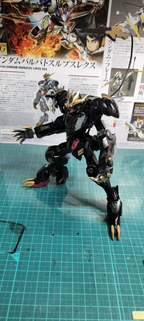 肩のパーツはアメイジングバルバトスルプスのパーツを使用