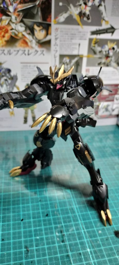 腕部の機関砲は穴はガトリングパーツの一部を切り取り移植