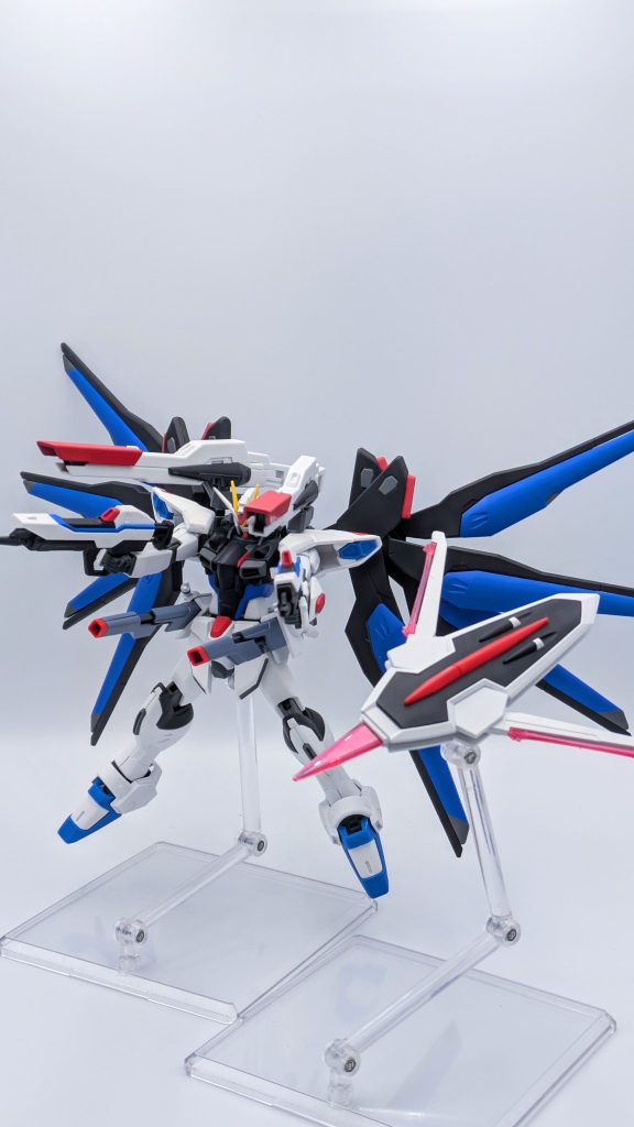 ハイマット・フルバーストモード腰部のレールガンですが、砲口を無くしたので、黒で塗りつぶして誤魔化してます（笑）光の翼エフェクトが欲しいです…