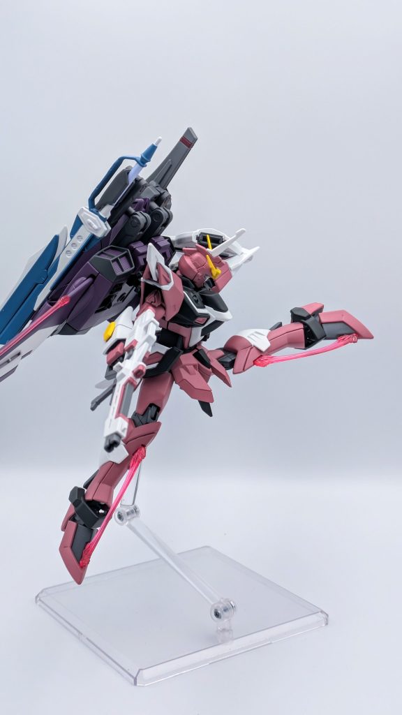 脚部ビームカッター。インフィニットジャスティスと比べたら足回りの可動域が若干落ちているので、どうにも綺麗にポージングさせにくいですね…。