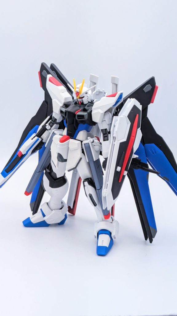 正面から。見ての通り自立するのは厳しい上、股関節のテンションを若干緩めにしたのでバランスをとるのも難しいです…