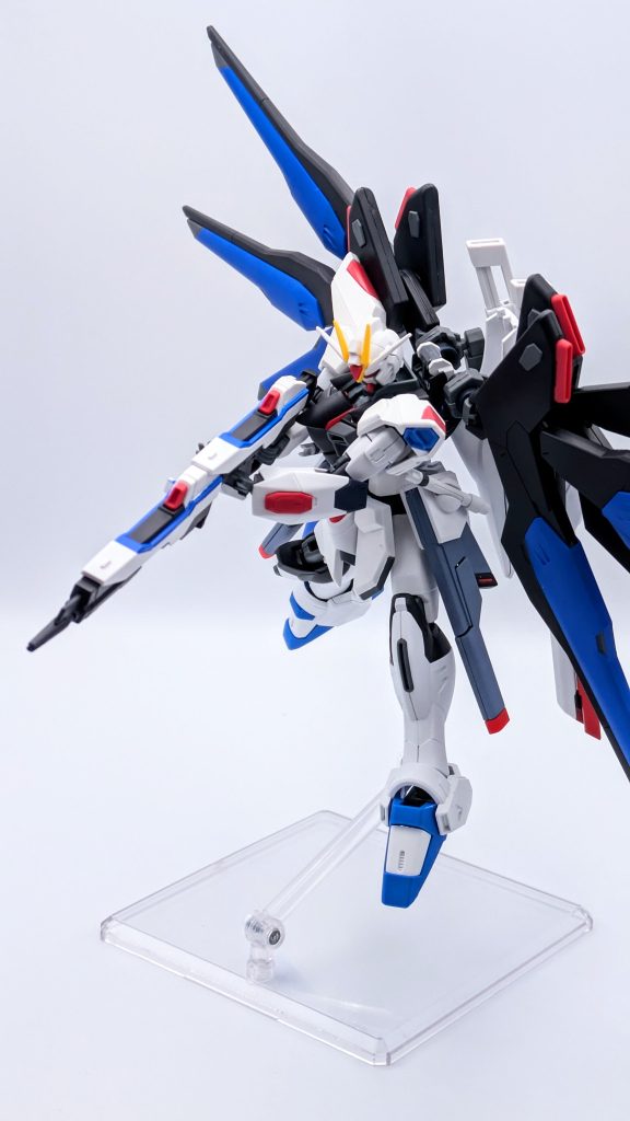 高エネルギービームライフル連結状態で。可変機構の兼ね合いで、片側はライジングフリーダムのビームライフルの持ち手を複製した物を付けています。