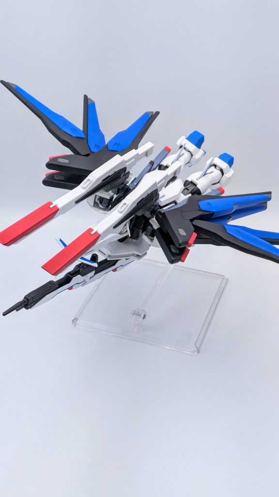 ここまで見ていただいてありがとうございます！搭載武装数についてはストフリとほぼ同じで高エネルギービームライフル×2フラッシュエッジ3シールドブーメラン近接防御機関砲（バルカン）×2ビームシールド×2バラエーナプラズマ収束ビーム砲×2ビームソード×2ヴァイパー3レールガン×2ヴェルシーナビームサーベル×2スーパードラグーン×8でしょうか。改めて列挙すると使い切れない気しかしないｗ  やっぱりキラは凄いし、そのキラ専用に調整されたストフリなだけある…。他の人じゃマトモに使えないだろうな〜（棒）もし良ければ、👍や質問、コメント等していただけると非常に嬉しいです！