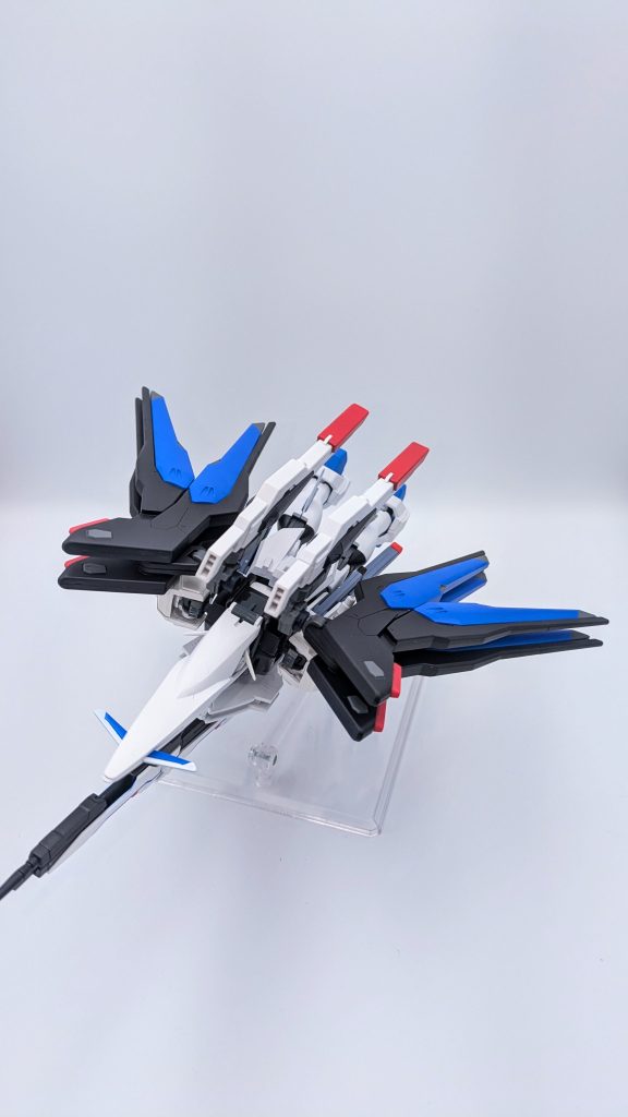 MA形態。ビームライフルは連結状態、肩アーマーを折り畳めるようにしたので、可変機感は若干増したと思います。