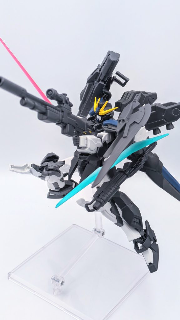 ヴァリアブルビームライフルで攻撃。背部に装備した、νガンダムのビームライフル同様に出力を調整できる武装。大型だが、有効射程、最大出力は高い。磁石によりバックパックにマウントできます。