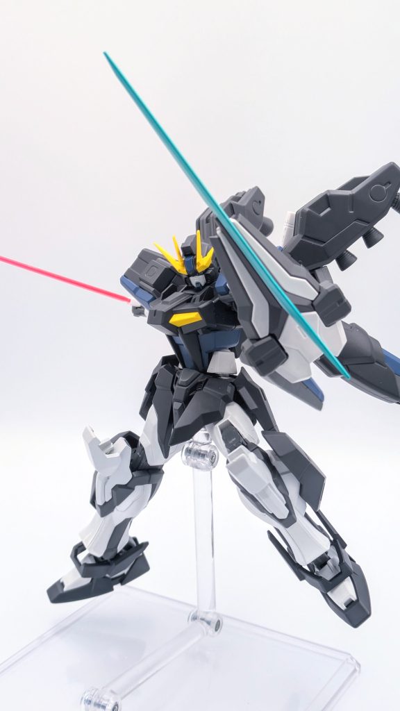 シグルブレイド、ビームサーベルを構えて。肩部武装を外せばオーソドックスな見た目になるのも好きな所です。因みに、シグルブレイドの機能を超簡単に言うとプラズマ化&超振動の実体剣、だそうです。