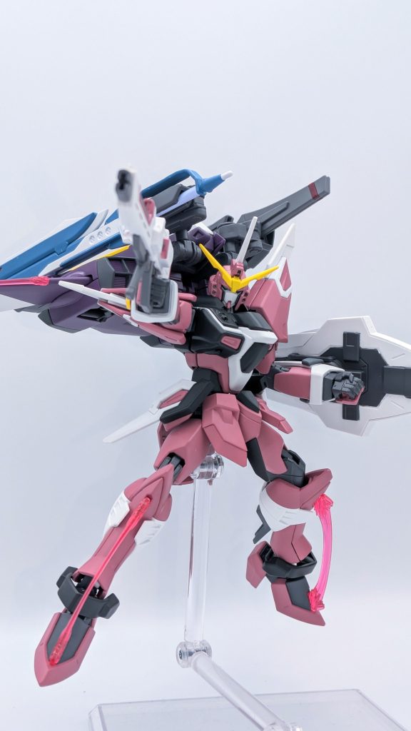 ビームライフルで攻撃。何故イモータルジャスティスの設計の参考元を、アスランが搭乗する前提で設計、調整されているインフィニットジャスティスにしたのか…。「あの時はジャスティスだから負けたんだ!」←そりゃあそうでしょうよ。