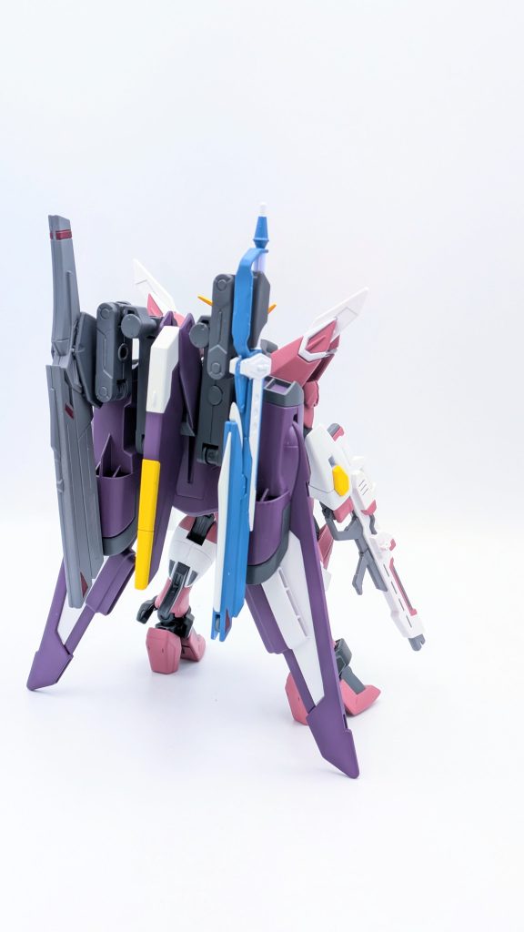 背面。シン向けと言う事で、ファトゥムにはビーム砲の代わりに、デスティニーのアロンダイトと高エネルギー長射程ビーム砲(通称名無し砲)を付けています。名無し砲は可哀想なので、本機では