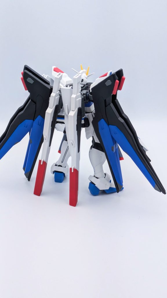 背部から。バラエーナ（シュトゥルムスヴァーハー）をいい感じに付ける手段が思いつかなかった為、代わりにヘリオスのサテライトキャノンを取り付けました。自立させるときのスタンドにもなる(笑)