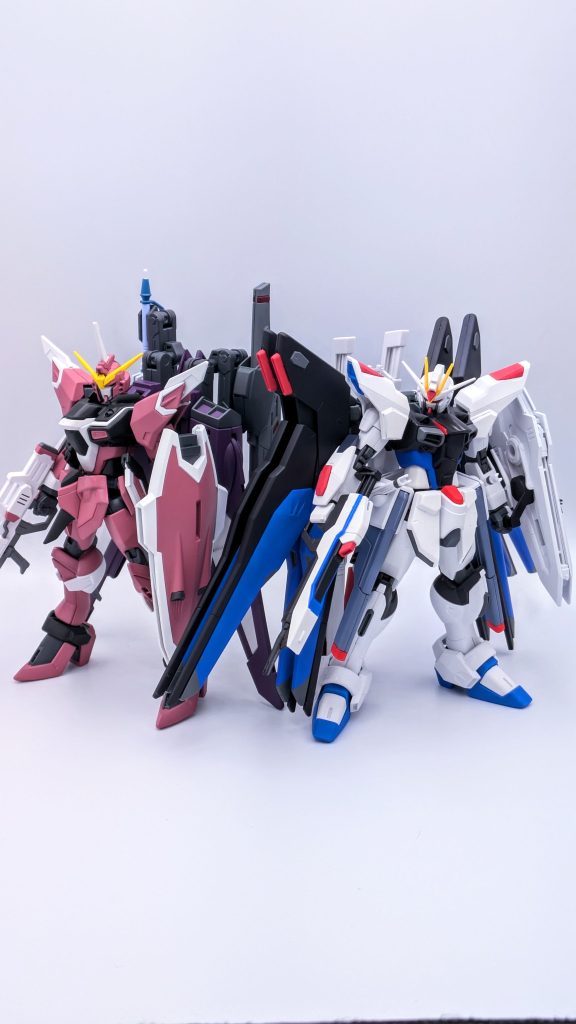 最後に、以前投稿したライジングストライクフリーダムガンダムと並べて。ここまで見ていただいてありがとうございます!今回も、ライジングストライクフリーダムガンダム同様に武装を列挙すると近接防御機関砲ヴァンダーファルケ×4高エネルギービームライフルヴィーセルナーゲルビームブーメラン×2パルマフィオキーナ掌部ビーム砲×2インフェクタスビームシールド×2カルキトラビーム重斬脚×2フラッシュエッジ4シールドブーメランアロンダイトビームソード対艦刀高エネルギー長射程ビーム砲フェイルノート結構少ないと思っていましたが、クロスボーンガンダム並の武装の量でしたね…。もし良ければ、👍やコメント等して頂けると非常に嬉しいです!