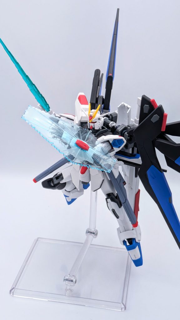 ビームソード＆ビームシールド。ビームソードは背部のバラエーナに取り付けられてます。エフェクトはヘリオスのままなので緑です。