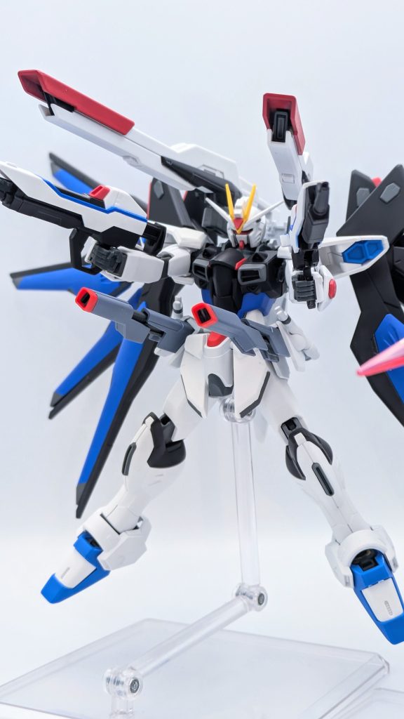 アップで。エフェクト無いので外していませんが、ドラグーン×8、バラエーナ、レール砲、ビームライフル各2門あるので、計14発のビームを1回で放てますね。