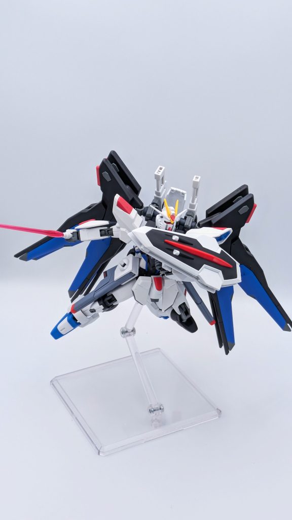 ビームサーベル＆シールド。今更ですが、ビームライフルはリアアーマーにマウント出来ます。また、シールドにはサタニクスウエポンの持ち手を付けています。