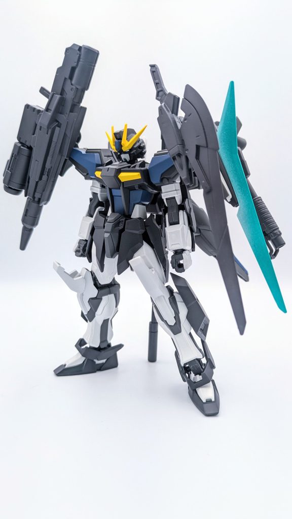 正面から。バックパック兼ブースター以外を全てそのまま使用して、部分的に改造しています。右肩にIフィールドライフル、左肩にウエポン・コンポジット・シールドを装備しています。