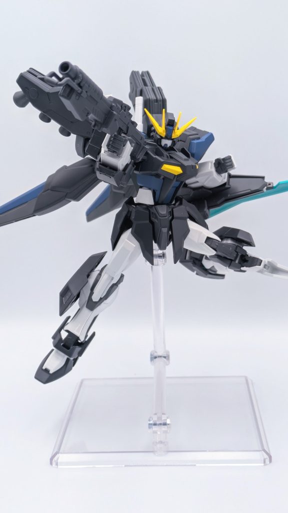 グレネードランチャーを構えて。ウエポン・コンポジット・シールドは、ガンダムフレームやフェムテク装甲等のビームが効きにくい相手に有効な武装群。ヒートソード、グレネードランチャー、シグルブレイドを実体盾に装備。