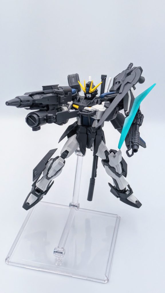 Iフィールドライフルを構えて。右肩部に備えている、シスクードのIフィールドランチャーを小型化した攻防一体の武装。