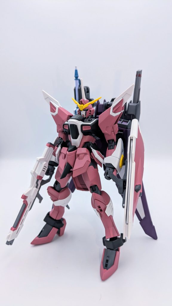 正面。ベースはイモータルジャスティスで、胴体はインフィニットジャスティス、腕部はデスティニーに形状の似ているライジングフリーダムの物にしました。そして、案の定自立は難しいです。。