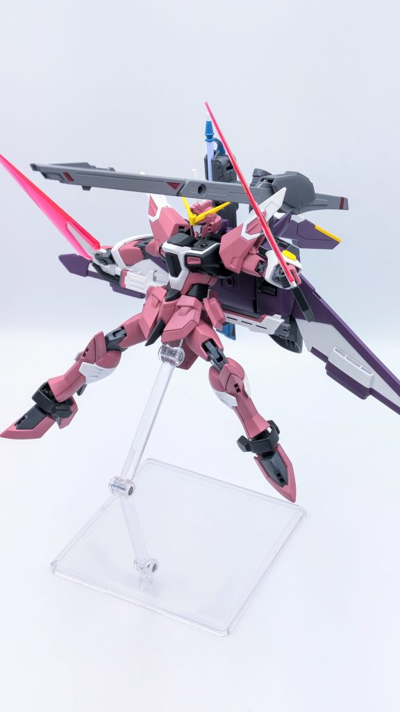 ビーム砲フェイルノート。デスティニーと違って上向きで構えます。CEではキャノン方式よりヴェスバー方式で構える機体が多いですね。因みに、持ち手は組み立て中に千切れて粉々になったので諦めました(笑)