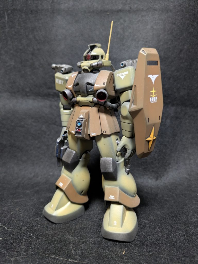 胴体、腕部はHGUCから肩部はカメラを移植、腿と脛は旧キットとのミキシングになります。頭部はHGUCを加工してそれっぽいイメージにしてます。シールドは旧キットのハイザックから転用しています。