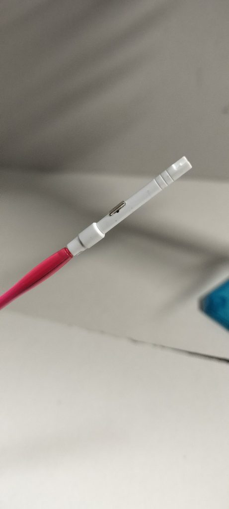 インジャ弐式のビームサーベルは脱着するとき毎回パーツを外さないといけないので腰パーツとサーベルに磁石を埋め込んで簡単に脱着可能になりました。