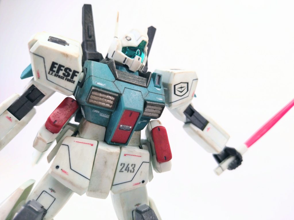 連邦機のビビッドなカラーリング(特にトリコロール)が嫌いなもんで、胸のダクト&襟の黄色はダークグリーンに。グッと落ち着いた雰囲気になって良き良き。