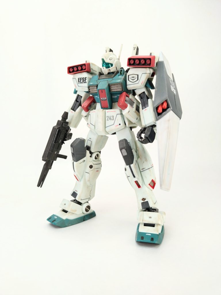 と、いうわけで、ジムⅢです。ゲルググⅢのブンドド相手にジェガンを作り始め、それだけだと寂しいからジムⅢもという流れで出てきた子。順番抜かしで先に完成。ジェガンもそろそろ完成しますが、そしたら今度はゲルググⅢの僚機も欲しいぞ、となって積んでるバウでも引っ張り出すか、なんて思いいつになったらゲルググⅢをアップできるんだwww←ちなみに、「同期が居ない」のクダリは、「第一次ネオ・ジオン抗争0088に於いて、連邦軍唯一の量産MS」という所からです。ジムⅢが新入生やのにバンシィなんかおるわけ無いやんけ!w というツッコミはスルーw