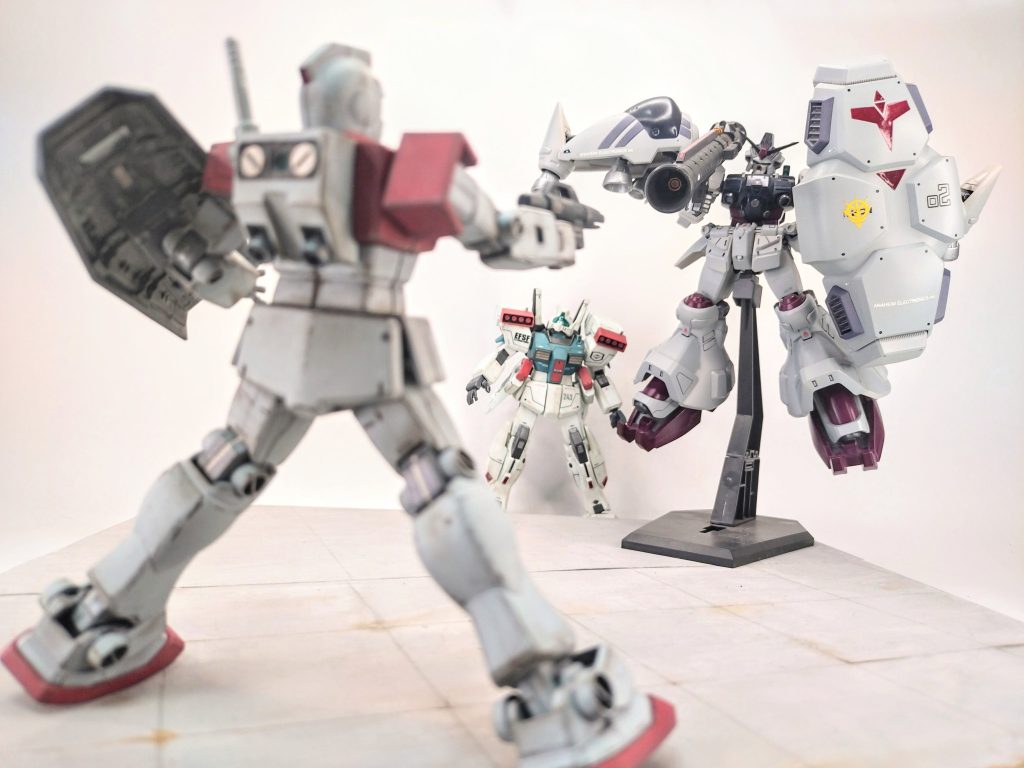 うぉぉぅらぁジム野郎!テメェに裁きの鉄槌を下す為、俺は還ってきたぁぁぁ! あぁぁぁ!さっきの新入り!そんな極悪不良野郎に取り入るとは!卑劣!姑息!!停学!停学だぁぁ!!だいたいサイサリス!君はもう連邦校の門を跨ぐ資格は無いんだぞ!またお礼参りとか言うか!不法侵入だ!通報するぞ!第一級戦闘配置するぞ!! ハッ、テメェの事だからどーせそう言うと思って、もう1人呼んであるからよ。