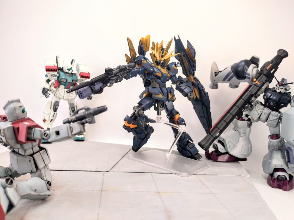 じむセンパイ、ショウショウおいたガ過ギルノデハナイデスカ? バ、バ、バンシィさん!? 連邦校名誉理事長ビストさんの御子息…!なななぜここに?!? いやなんで貴方のような方がそんな不良と!?  コノ新入生ノ格好ニ問題ガ有ルノナラ、わたしノ方ガモット酷イはずデス。わたしニモ同ジヨウニ言エバ良イデス。 い、いえ、そんな、滅相も無いです、金髪が校則違反だなんて一言も言ってないです!トゲトゲした背負い物が危険改造だなんて一言も言ってないです!全身キラキラ金色に光ってチャラついてて風紀乱れだなんて一言も言ってないです!ビームマグナムの出力が基準値超えで没収対象だなんて事も無いです!なんかテンション上がった時に周りの人をトランス状態にさせて操ってて怪しい宗教じゃないのかなんて一言も言ってないです!僕より背も高くて色々ゴチャゴチャしてるクセに体重軽いなんて嘘だろバグだろチートだろなんて思ってないです!どうみても悪役だし実際裏切り者だけど一応ギリギリ籍は連邦だから辛うじて目を瞑って在学を許すしかない目の上のタンコブだなんて欠片も微塵も思ってないです!そんな不良キャラなのに美形でバケモノスペックで変身ヒーローでコロニーレーザーすら受け止めちゃう抱擁力とかナニソレ意味わかんないマジセコいキモい不公平だインチキだトンチキだオマエなんかコロニー落としの下敷きになってチんじゃえバカバカバ