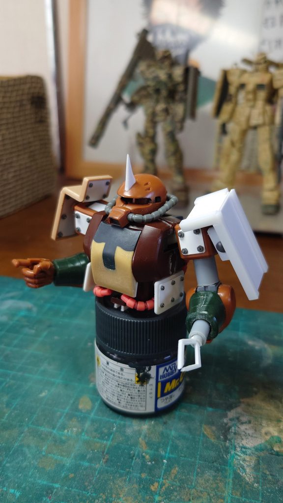 切り刻まれて放置していたガルマザクを使用、現地リビルド感を出したくディテールアップ中。