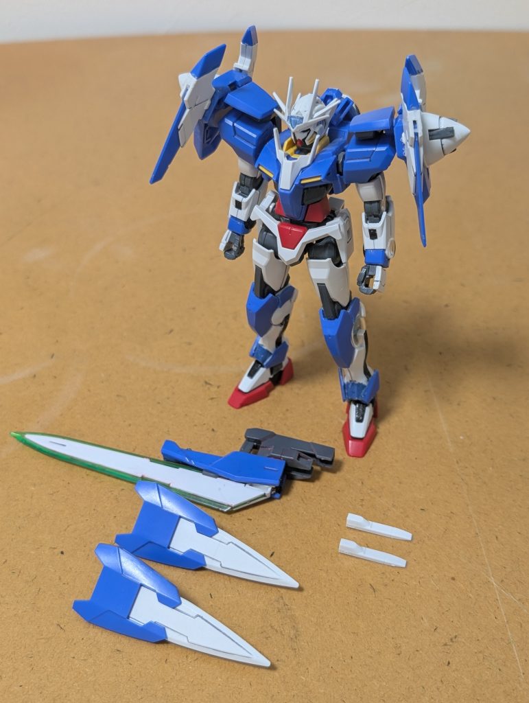 武装はGNソードⅢ、GNシールド×2、GNビームサーベル×2のみです。