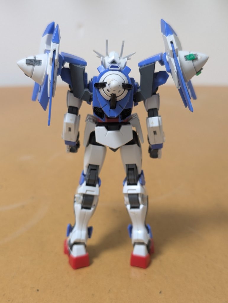 型式番号 GN-EXI-00 自分がガンプラバトルやるなら、って考えながら作ったやつです。3つの太陽炉を使うトリプレットドライヴシステムでGN粒子生産量を3乗化、ツインドライヴ型ガンダムを凌駕する機体出力を出すことができ、全身にクラビカルアンテナの役割をしたパーツを設けることで機体外の粒子の操作もしやすくなっているという設定。細かいことは考えてませんダブルオー、クアンタ、オーライザー、エクシアのミキシング。激落ちくんで成形色のつやを抑えました