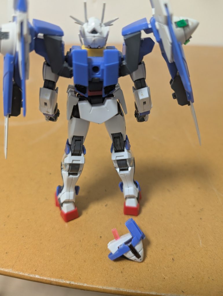 エクシアのドライヴは間に適当なパーツ挟んでランナー切り取った棒をくっつけそれを突っ込んでるだけというなんともお粗末な接続